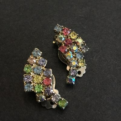 Beautiful Silvertone multicolored aurora borealis crystal clip on earrings. Very beautiful very nice.