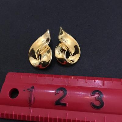 Very nice vintage goldtone swirl design makers, mark statement earrings