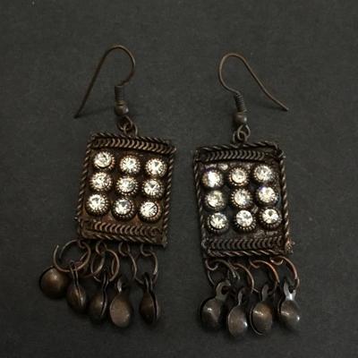 Vintage rhinestone dangle earrings. Very cute.