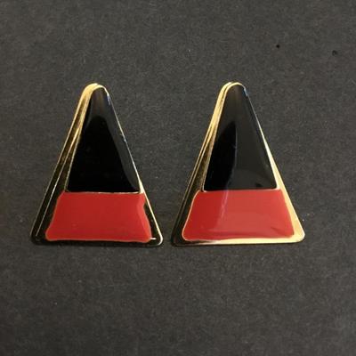 Cool vintage enamel triangle stud earrings