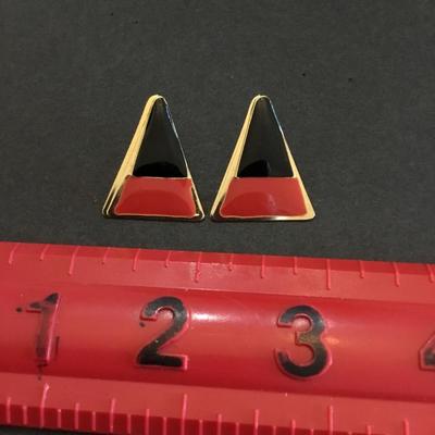 Cool vintage enamel triangle stud earrings