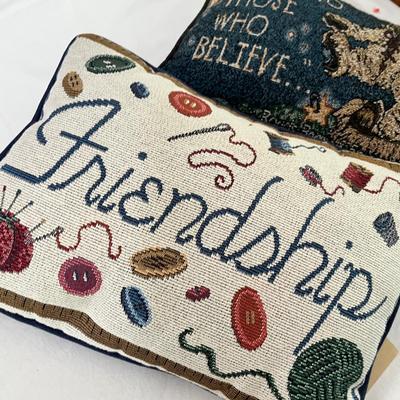 Lot 230 Textile pillow lot