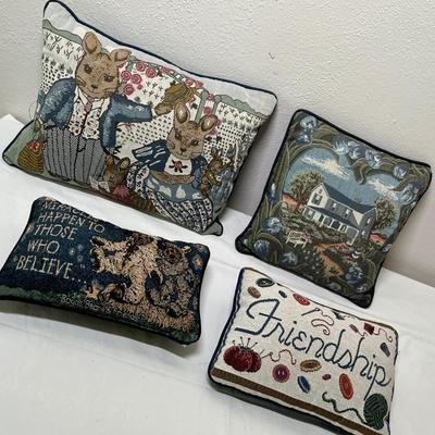 Lot 230 Textile pillow lot