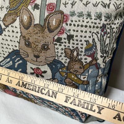 Lot 230 Textile pillow lot