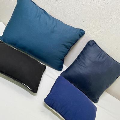 Lot 230 Textile pillow lot