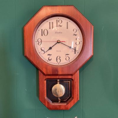 O15 Vintage Linden Quartz School House-Style Wall Clock