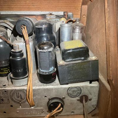 O19 Vintage 1940's Table Top Tube Radio