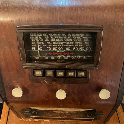 O19 Vintage 1940's Table Top Tube Radio