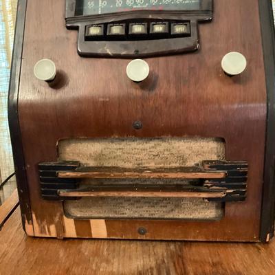O19 Vintage 1940's Table Top Tube Radio