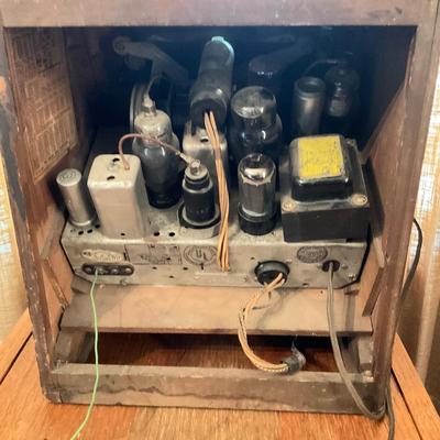 O19 Vintage 1940's Table Top Tube Radio