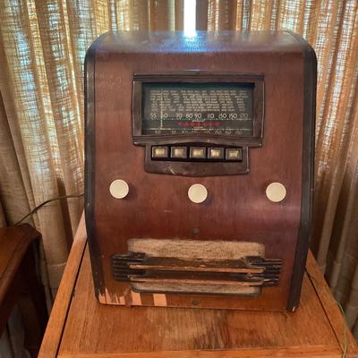 O19 Vintage 1940's Table Top Tube Radio