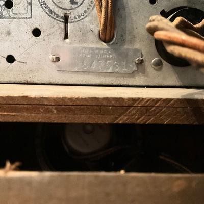O19 Vintage 1940's Table Top Tube Radio