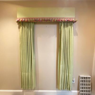 H23 Green Valance with Retractable Curtains