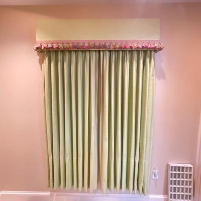 H23 Green Valance with Retractable Curtains