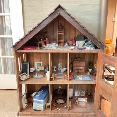 PR33 Antique Pine Doll House with Dolls & Accessories
