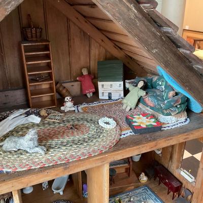 PR33 Antique Pine Doll House with Dolls & Accessories