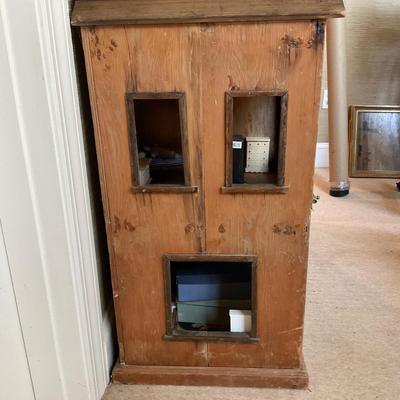 PR33 Antique Pine Doll House with Dolls & Accessories