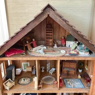 PR33 Antique Pine Doll House with Dolls & Accessories