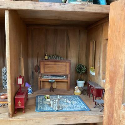 PR33 Antique Pine Doll House with Dolls & Accessories