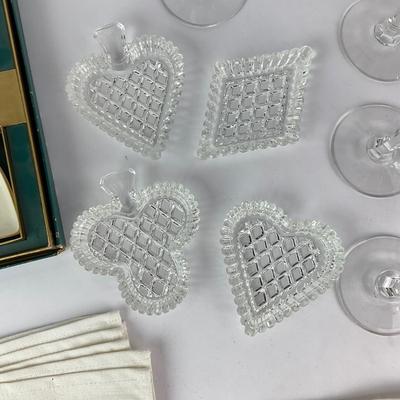 K44 Deck of Card Suits Theme Dishes, Wine Glasses, Linen Napkins