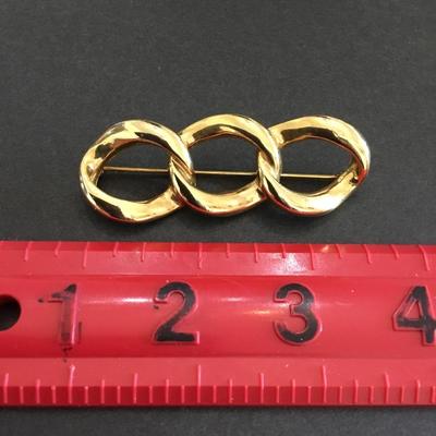 Beautiful vintage, gold, toned brooch excellent condition