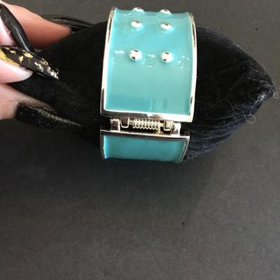 Super cute very nice turquoise enamel hinged bangle bracelet