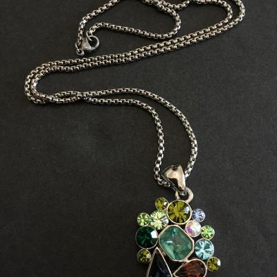 Gorgeous vintage, crystal pendant necklace very nice very beautiful