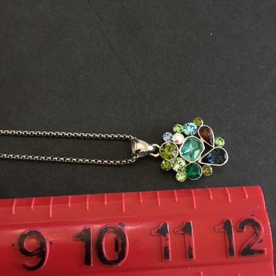 Gorgeous vintage, crystal pendant necklace very nice very beautiful