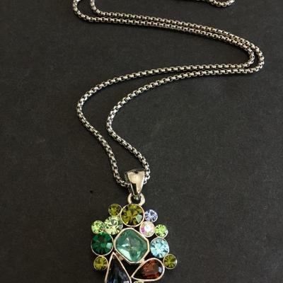 Gorgeous vintage, crystal pendant necklace very nice very beautiful