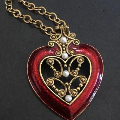 Beautiful vintage Avon large Victorian style heart pendant