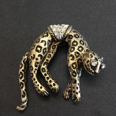 Cool fun Gold tone, crystal leopard with articulating till brooch/pin