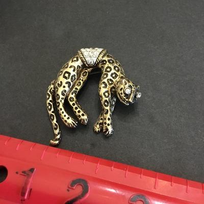 Cool fun Gold tone, crystal leopard with articulating till brooch/pin