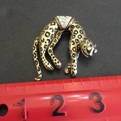 Cool fun Gold tone, crystal leopard with articulating till brooch/pin