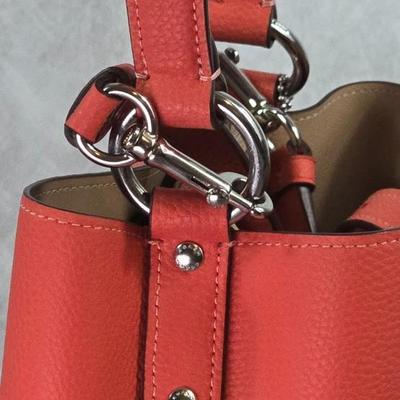 Lot 13: COACH - Stylish Coach Salmon Leather Purse with 3 Compartments