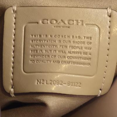 Lot 13: COACH - Stylish Coach Salmon Leather Purse with 3 Compartments