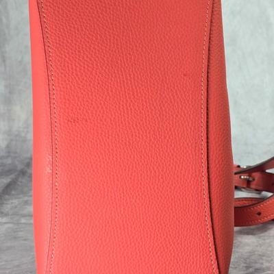 Lot 13: COACH - Stylish Coach Salmon Leather Purse with 3 Compartments