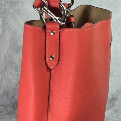 Lot 13: COACH - Stylish Coach Salmon Leather Purse with 3 Compartments