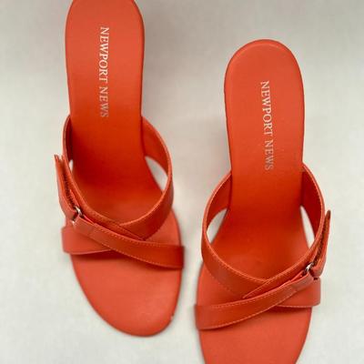 Newport News Size 8 Womens Shoes