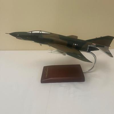 Two Fighter Jet Scale Models (LR-MG)