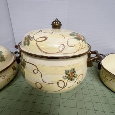 Sale Photo Thumbnail #5: Tabletops Unlimited features a vintage grapevine motif on cream-colored ceramic. Suitable for Induction & Vitroceramic