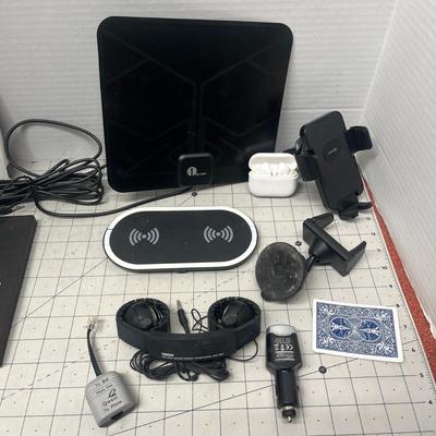 Sale Photo Thumbnail #990: Chargers, mounts, earbuds, case, screen protector included