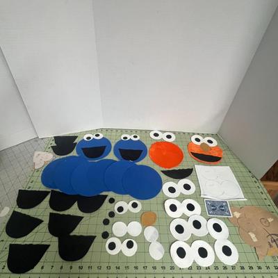 Sale Photo Thumbnail #1128: Includes folder with assorted cartoon iron-on appliqués