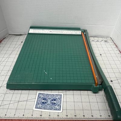 Sale Photo Thumbnail #1136: Vintage guillotine trimmer with ruler, green base