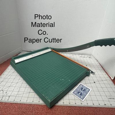 Sale Photo Thumbnail #1135: Vintage guillotine trimmer with ruler, green base