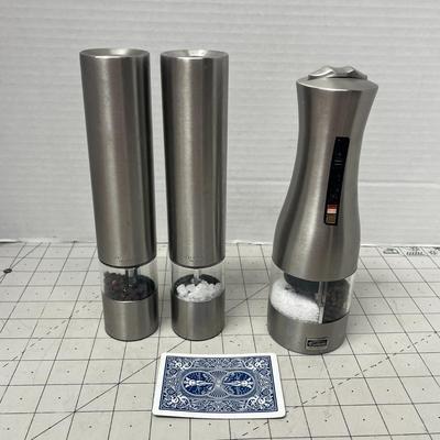 Sale Photo Thumbnail #1151: Includes salt, pepper, and adjustable spice grinders