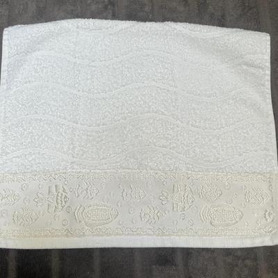 Sale Photo Thumbnail #1162: 10 towels, 2 hand towels included