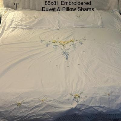 Sale Photo Thumbnail #1189: Includes duvet cover and pillow shams.