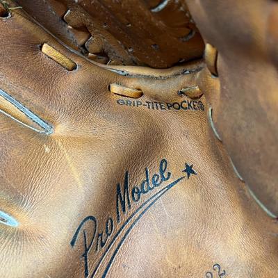 Sale Photo Thumbnail #1337: Leather glove for left-handers, pre-owned condition