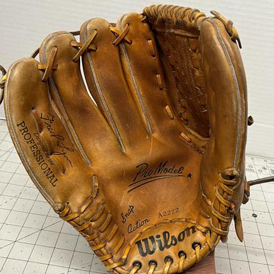 Sale Photo Thumbnail #1336: Leather glove for left-handers, pre-owned condition