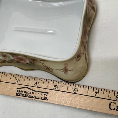 Lot 242 Porcelain box